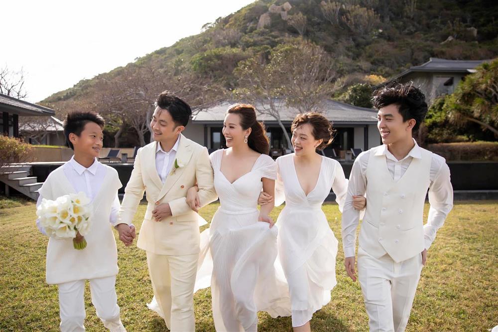 Hoa hậu Thu Hoài tiết lộ chuyện hợp đồng hôn nhân với chồng 'phi công' giữa ồn ào 2 Hoa hậu Thu Hoài tiết lộ chuyện hợp đồng hôn nhân với chồng 'phi công' giữa ồn ào 2