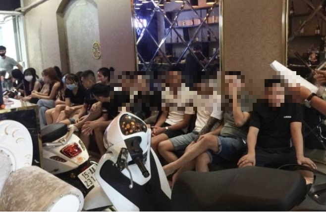 Bất chấp lệnh cấm, 19 khách ở Hải Phòng vẫn 'hát chui' giữa mùa dịch. Ảnh VTC News Bất chấp lệnh cấm, 19 khách ở Hải Phòng vẫn 'hát chui' giữa mùa dịch. Ảnh VTC News