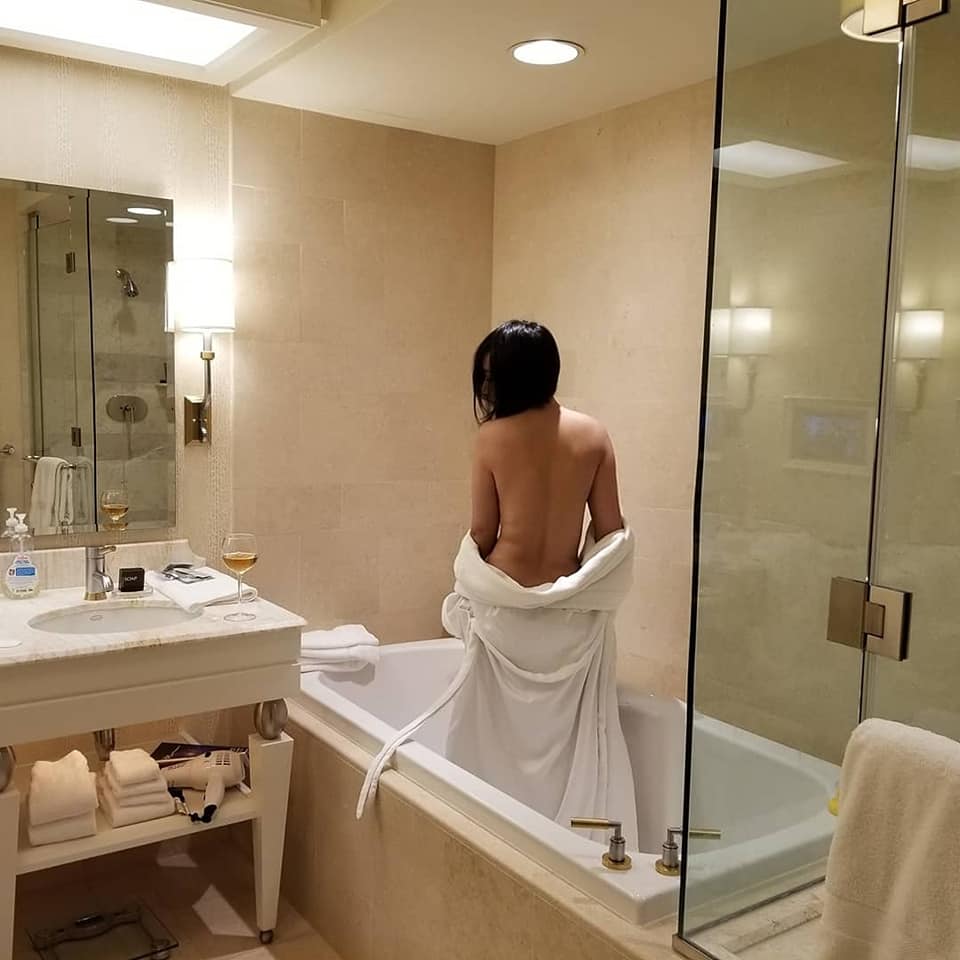 Khoảnh khắc nóng bỏng khoe lưng trần của Y Phụng khiến fan tròn mắt. Ảnh FBNV Khoảnh khắc nóng bỏng khoe lưng trần của Y Phụng khiến fan tròn mắt. Ảnh FBNV