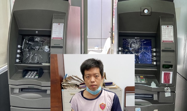 Đập bể màn hình máy ATM vì không nhận thẻ. Ảnh VTC News Đập bể màn hình máy ATM vì không nhận thẻ. Ảnh VTC News