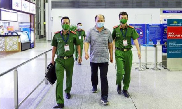 Chân dung đối tượng nguy hiểm có lệnh truy nã quốc tế vừa bị công an bắt 'nóng'. Ảnh Trí thức trẻ Chân dung đối tượng nguy hiểm có lệnh truy nã quốc tế vừa bị công an bắt 'nóng'. Ảnh Trí thức trẻ