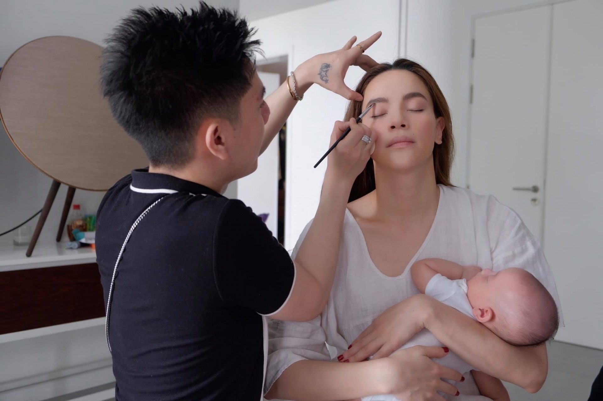 Hồ Ngọc Hà bất chấp phá bỏ hình ảnh 'Nữ hoàng giải trí' chỉ vì một nhân vật quyền lực 4 Hồ Ngọc Hà bất chấp phá bỏ hình ảnh 'Nữ hoàng giải trí' chỉ vì một nhân vật quyền lực 4