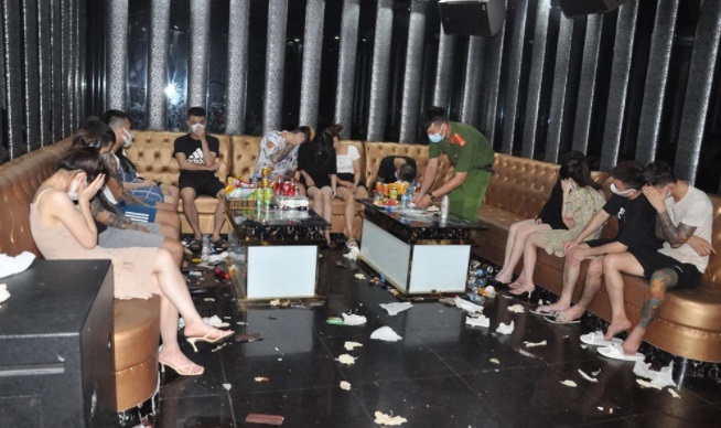 Quán karaoke Bad boy lén lút hoạt động, đón gần 50 nam thanh, nữ tú. Ảnh Trí thức trẻ Quán karaoke Bad boy lén lút hoạt động, đón gần 50 nam thanh, nữ tú. Ảnh Trí thức trẻ