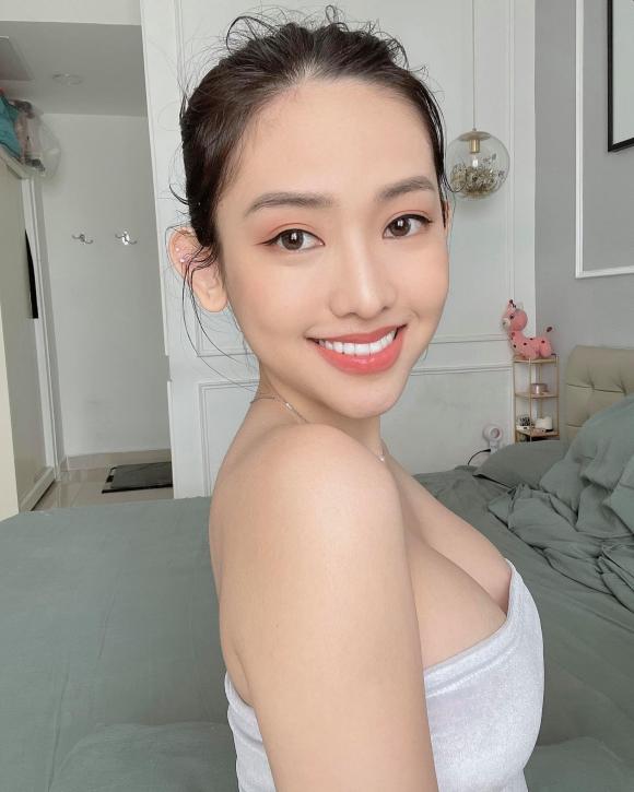 Thúy Vi - nàng hot girl từng gây sóng gió cho Midu và Phan Thành khoe vòng 1 khủng sau khi trùng tu. Ảnh FBNV Thúy Vi - nàng hot girl từng gây sóng gió cho Midu và Phan Thành khoe vòng 1 khủng sau khi trùng tu. Ảnh FBNV