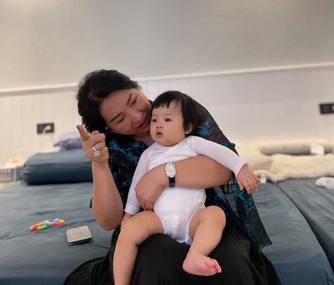 Bé Suchin cũng được bà nội quyền lực hết mực cưng chiều. Ảnh FBNV Bé Suchin cũng được bà nội quyền lực hết mực cưng chiều. Ảnh FBNV