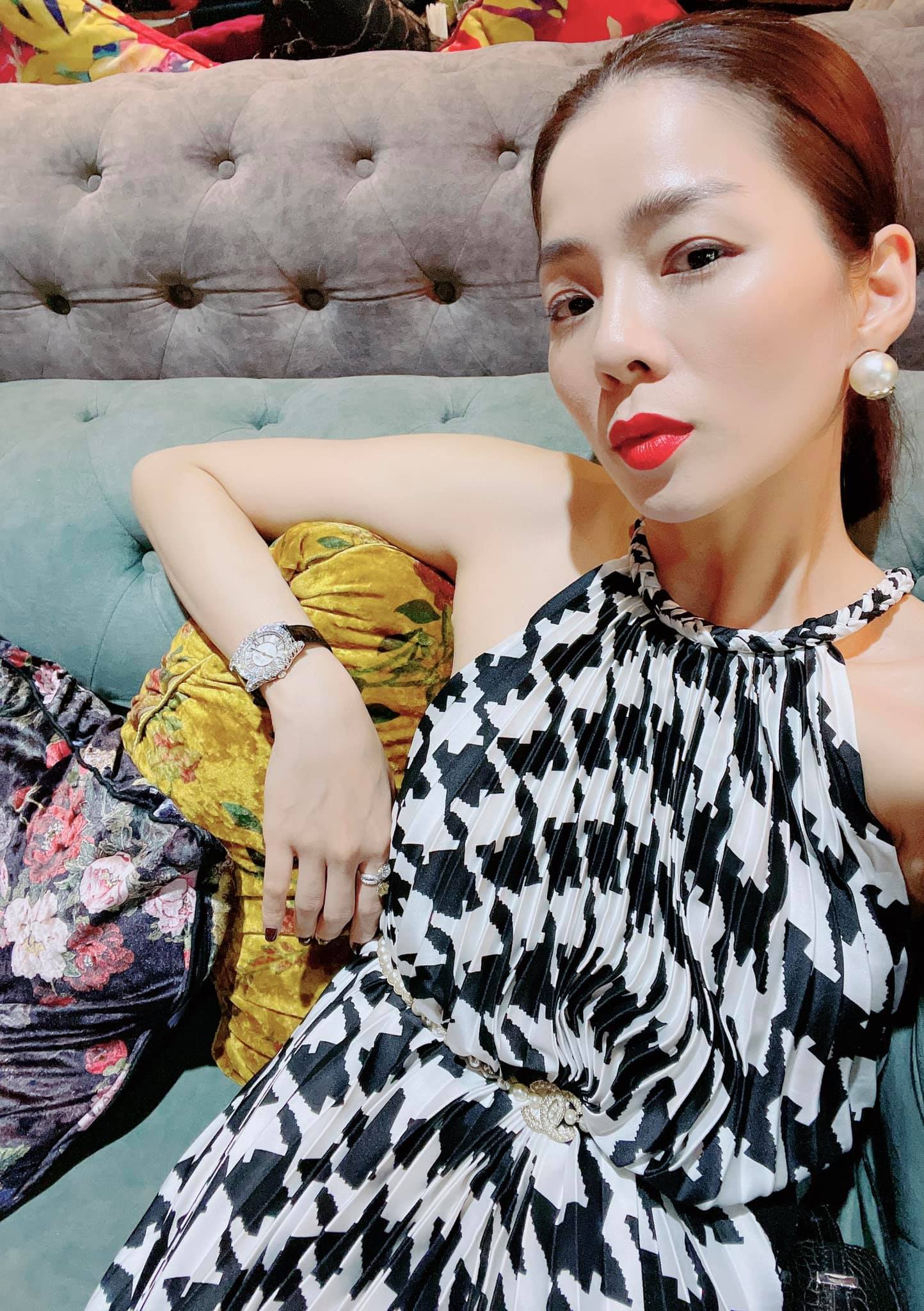 Khoe đôi chân nõn nà, Lệ Quyên để lộ bí mật tình yêu với Lâm Bảo Châu? 2 Khoe đôi chân nõn nà, Lệ Quyên để lộ bí mật tình yêu với Lâm Bảo Châu? 2