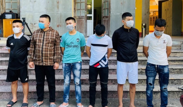 Không đòi được nợ, mang vòng hoa tang tới nhà chị gái của 'con nợ' để 'khủng bố'. Ảnh Trí thức trẻ Không đòi được nợ, mang vòng hoa tang tới nhà chị gái của 'con nợ' để 'khủng bố'. Ảnh Trí thức trẻ