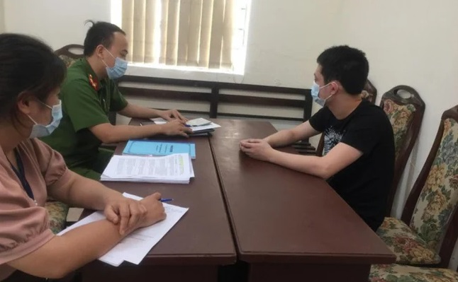Tin tức pháp luật 24h: Thanh niên dỗ con cho nữ chủ nhà rồi trộm, Phạt người đàn ông vô ý thức trong thang máy - Ảnh 2 Tin tức pháp luật 24h: Thanh niên dỗ con cho nữ chủ nhà rồi trộm, Phạt người đàn ông vô ý thức trong thang máy - Ảnh 2