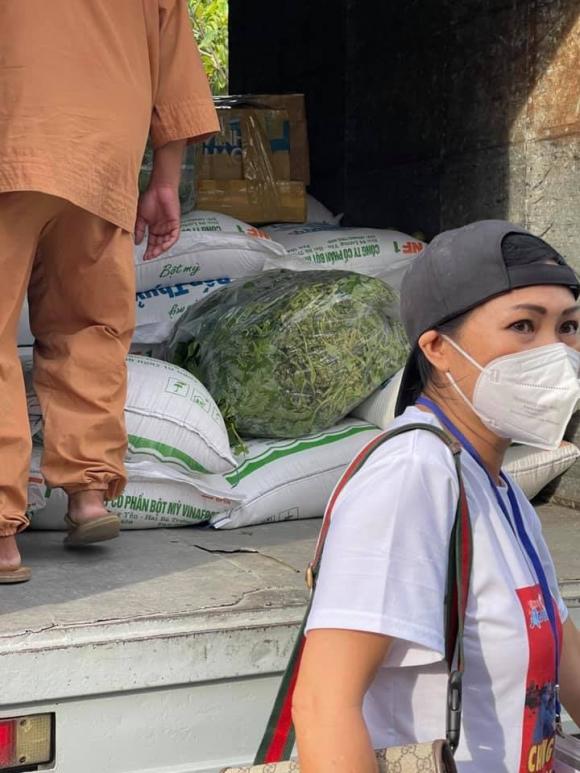 Phương Thanh tất bật chuẩn bị lương thực, thực phẩm gửi đến bà con gặp khó khăn trong mùa dịch. Ảnh internet Phương Thanh tất bật chuẩn bị lương thực, thực phẩm gửi đến bà con gặp khó khăn trong mùa dịch. Ảnh internet