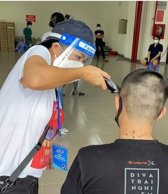 Ca sĩ Phương Thanh cắt tóc cho các y bác sĩ tại bệnh viện dã chiến. Ảnh internet Ca sĩ Phương Thanh cắt tóc cho các y bác sĩ tại bệnh viện dã chiến. Ảnh internet