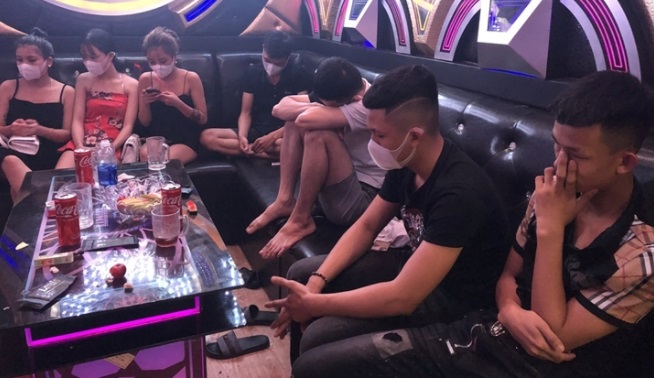 Mở cửa đón khách bất chấp lệnh cấm, quán karaoke bị phạt 20 triệu đồng. Ảnh VTC News Mở cửa đón khách bất chấp lệnh cấm, quán karaoke bị phạt 20 triệu đồng. Ảnh VTC News
