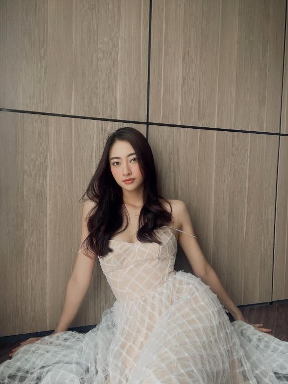 Hoa hậu Lương Thùy Linh buông lơi dây áo chỉ một sơ sẩy cũng dễ gặp sự cố 3 Hoa hậu Lương Thùy Linh buông lơi dây áo chỉ một sơ sẩy cũng dễ gặp sự cố 3