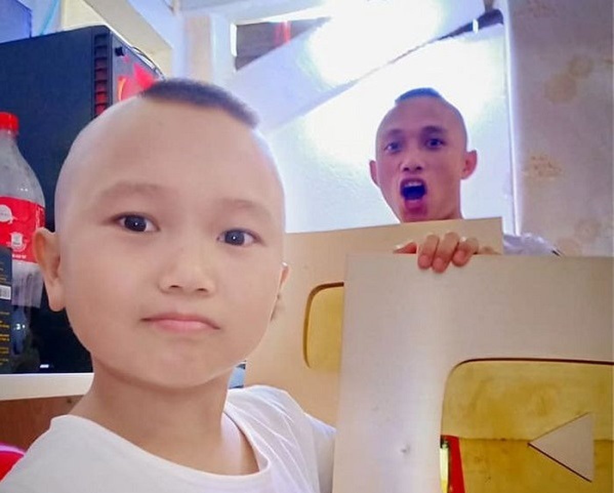 Anh em Tam Mao khoe nhận nút vàng Youtube trước đây. Ảnh internet Anh em Tam Mao khoe nhận nút vàng Youtube trước đây. Ảnh internet