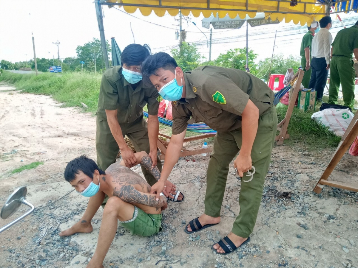 Tin tức pháp luật 24h: Nữ doanh nhân bị bạn trai lừa hơn 1 tỷ, Hỗn chiến vì quả sầu riêng 3 Tin tức pháp luật 24h: Nữ doanh nhân bị bạn trai lừa hơn 1 tỷ, Hỗn chiến vì quả sầu riêng 3