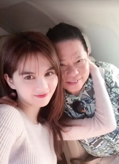 Ngọc Trinh bị réo tên khi vẫn chưa có công tác thiện nguyện nào trong khi tình cũ Hoàng Kiều liên tục hướng về quê nhà. Ảnh internet Ngọc Trinh bị réo tên khi vẫn chưa có công tác thiện nguyện nào trong khi tình cũ Hoàng Kiều liên tục hướng về quê nhà. Ảnh internet