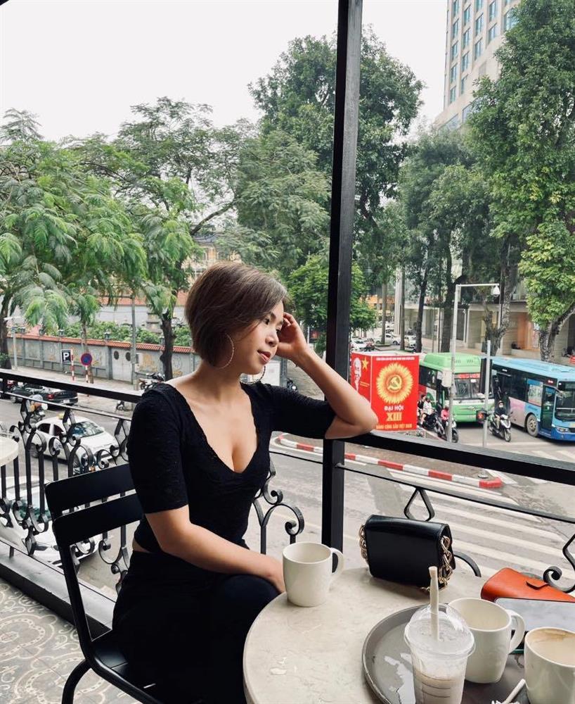 Vợ Mạnh Trường có sở thích diện đồ trễ nải khoe vẻ đẹp không kém mỹ nhân nào 3 Vợ Mạnh Trường có sở thích diện đồ trễ nải khoe vẻ đẹp không kém mỹ nhân nào 3