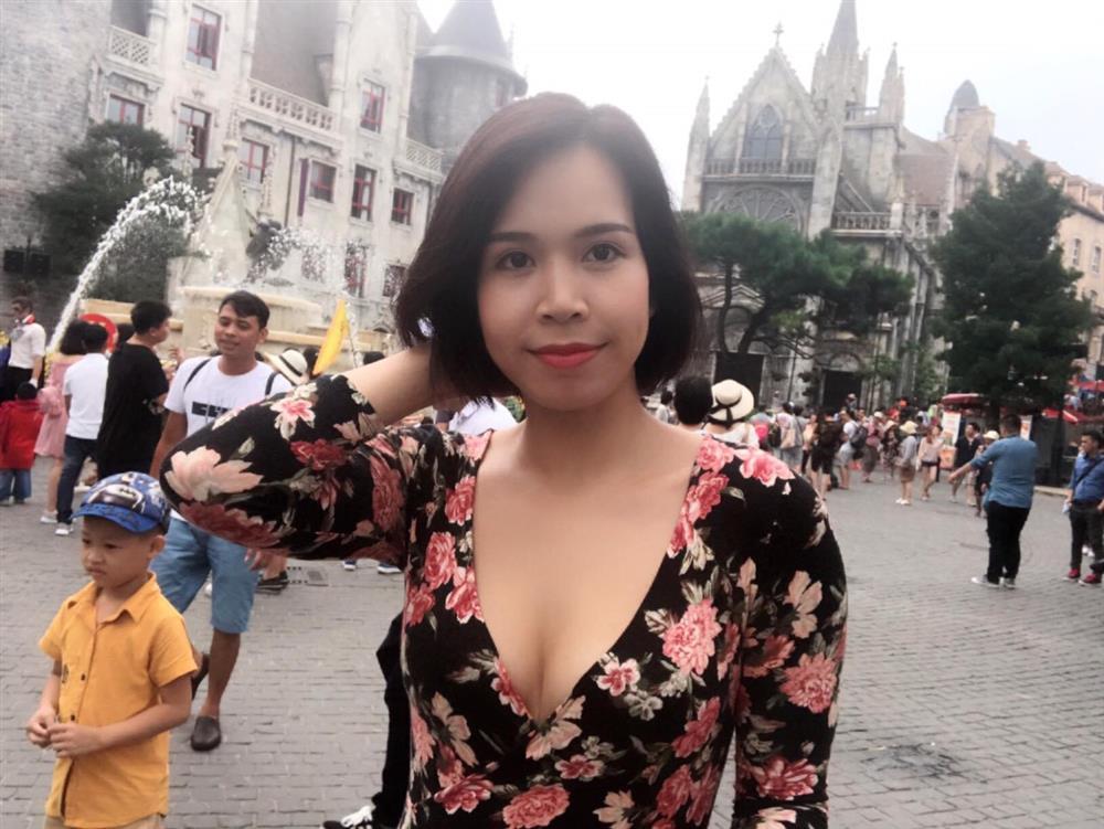 Vợ Mạnh Trường có sở thích diện đồ trễ nải khoe vẻ đẹp không kém mỹ nhân nào 2 Vợ Mạnh Trường có sở thích diện đồ trễ nải khoe vẻ đẹp không kém mỹ nhân nào 2