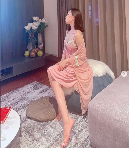 Diện váy ngủ hờ hững, Lệ Quyên để lộ chi tiết lạ với bàn chân khác thường. Ảnh IGNV