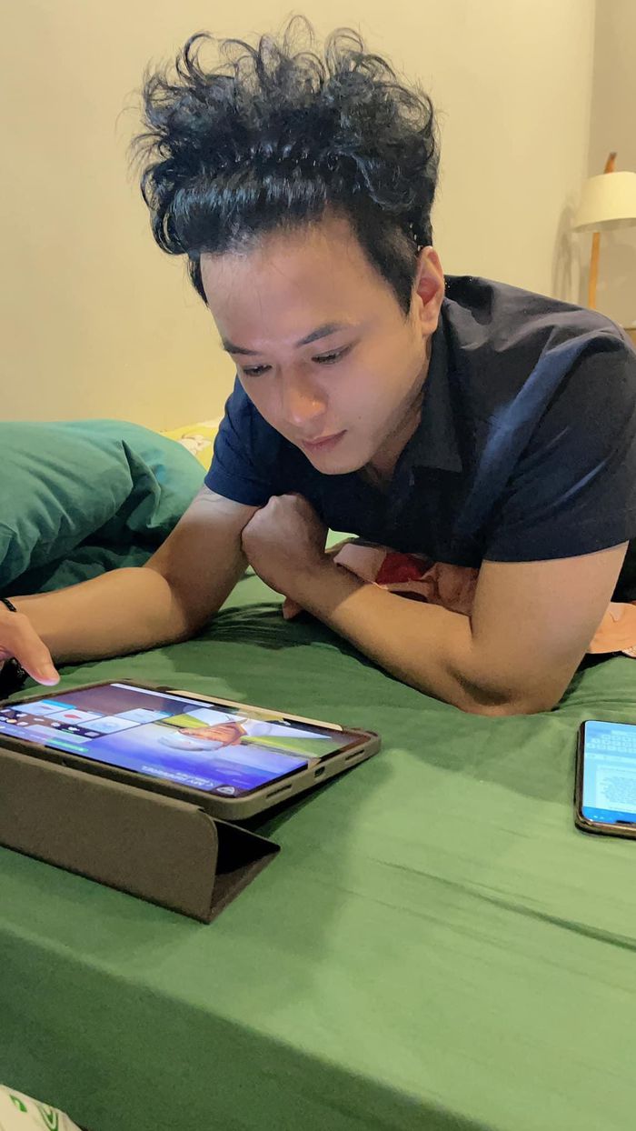 Hồng Đăng khoe quả tóc bù xù trong những ngày giãn cách. Ảnh FBNV Hồng Đăng khoe quả tóc bù xù trong những ngày giãn cách. Ảnh FBNV