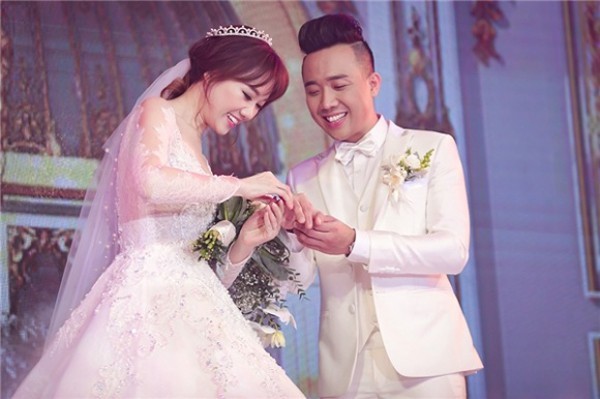 Trấn Thành - Hari Won hạnh phúc trong ngày cưới. Ảnh internet Trấn Thành - Hari Won hạnh phúc trong ngày cưới. Ảnh internet