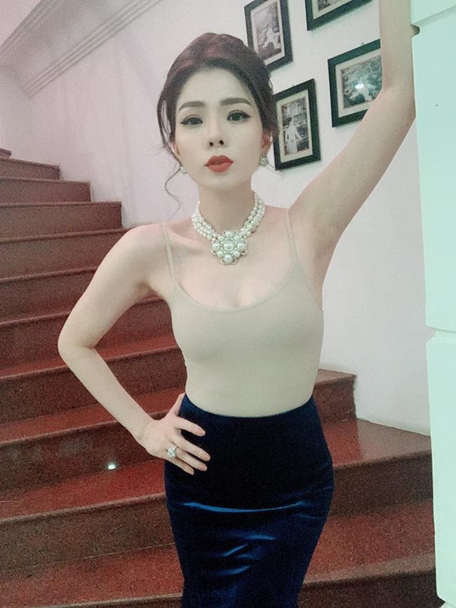 Lệ Quyên gây tranh cãi vì khoe sắc vóc có phần táo bạo. Ảnh IGNV Lệ Quyên gây tranh cãi vì khoe sắc vóc có phần táo bạo. Ảnh IGNV