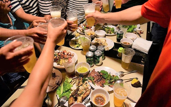 Tin tức pháp luật 24h: Tụ tập ăn nhậu khi đang cách ly, 6 người bị phạt 65 triệu đồng. Ảnh minh họa Tin tức pháp luật 24h: Tụ tập ăn nhậu khi đang cách ly, 6 người bị phạt 65 triệu đồng. Ảnh minh họa