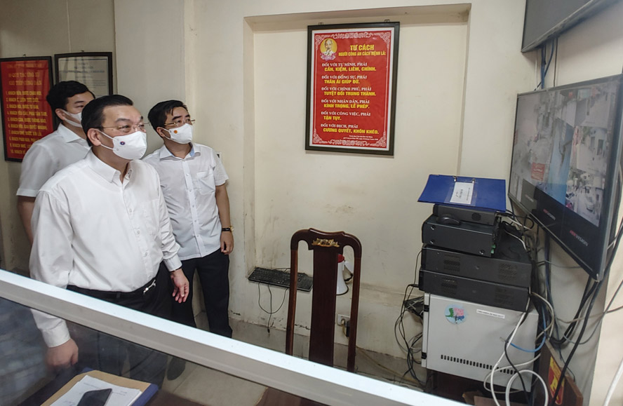 Chủ tịch UBND thành phố Hà Nội Chu Ngọc Anh theo dõi hệ thống camera giám sát khu vực phong tỏa tại Công an phường Thanh Xuân Trung.