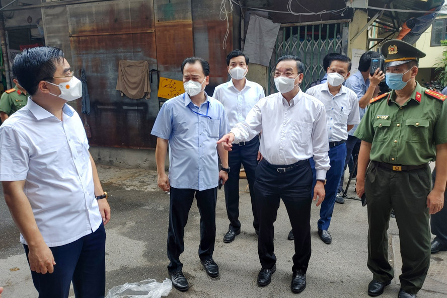 Chủ tịch UBND thành phố Hà Nội Chu Ngọc Anh kiểm tra tại khu cách ly ở ngõ 328 đường Nguyễn Trãi.