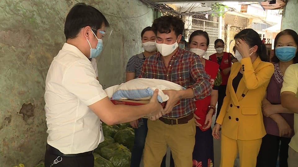 Danh hài Xuân Bắc luôn nhiệt tình trong công tác thiện nguyện. Ảnh internet