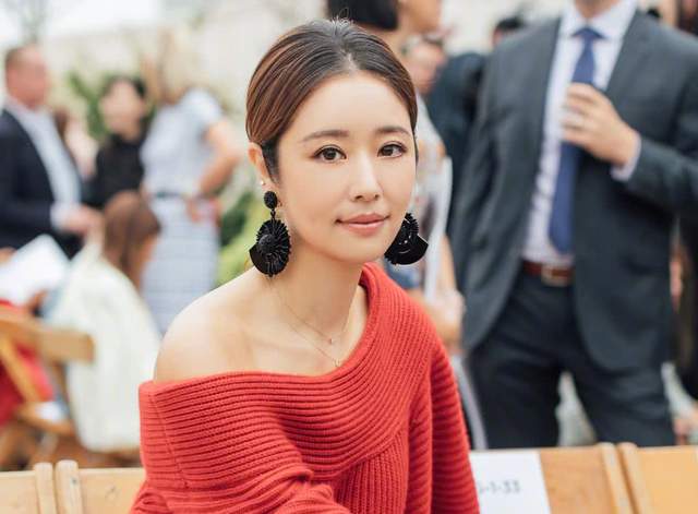 Lâm Tâm Như bị nghi có động thái 'thao túng' sau khi vượt Triệu Vy trở thành hot search trong đêm. Ảnh internet