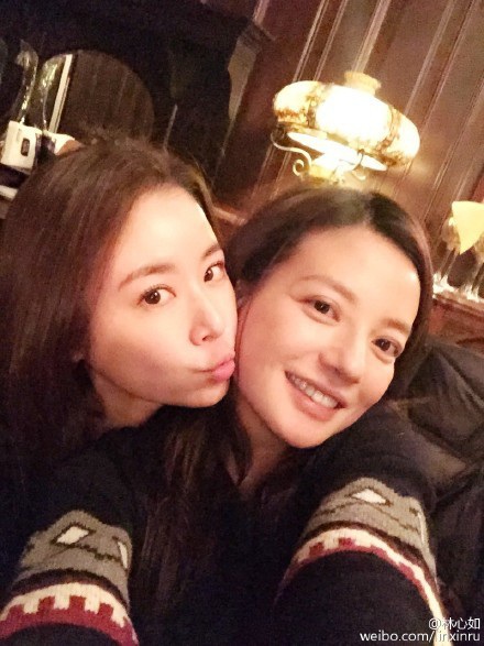 Lâm Tâm Như và Triệu Vy thân thiết với nhau. Ảnh internet