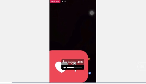 Khánh Thi livestream khóc nức nở sau những ngày lộ dấu hiệu bất thường về tâm lý. Ảnh chụp từ màn hình Khánh Thi livestream khóc nức nở sau những ngày lộ dấu hiệu bất thường về tâm lý. Ảnh chụp từ màn hình