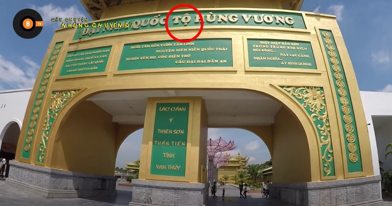 Nhiều cư dân mạng thắc mắc về dòng chữ bên trong cánh cổng khu du lịch Đại Nam của bà Nguyễn Phương Hằng. Ảnh cắt từ clip