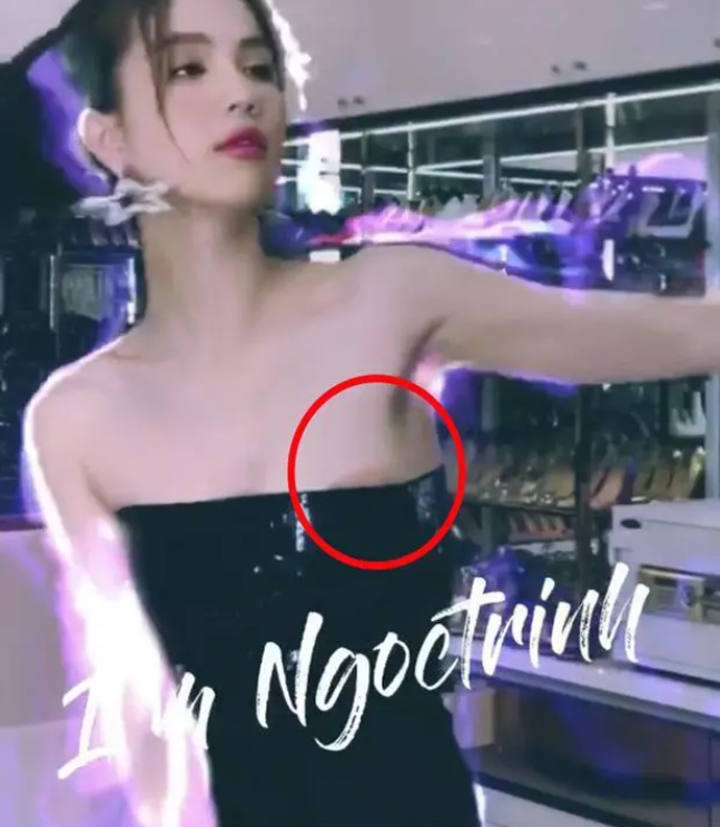 Ngọc Trinh bị thánh soi chụp lại khoảnh khắc lộ 'phụ tùng' bên trong. Ảnh internet