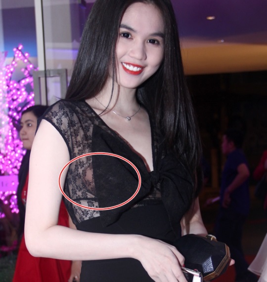 Ham diện đồ thiếu vải, Ngọc Trinh 'độn thổ' vì để lộ 'phụ tùng' - Ảnh 1