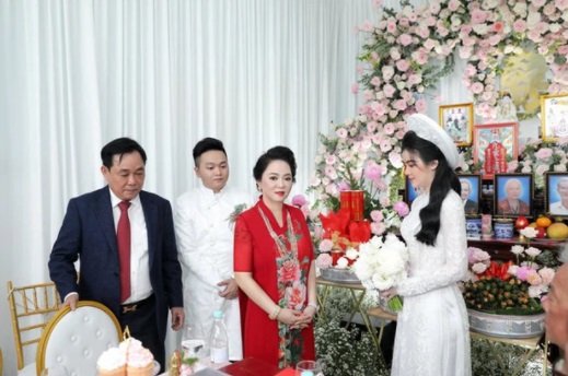 Không phải ông Dũng 'lò vôi', đây mới là người đàn ông được bà Phương Hằng chiều chuộng 2 Không phải ông Dũng 'lò vôi', đây mới là người đàn ông được bà Phương Hằng chiều chuộng 2