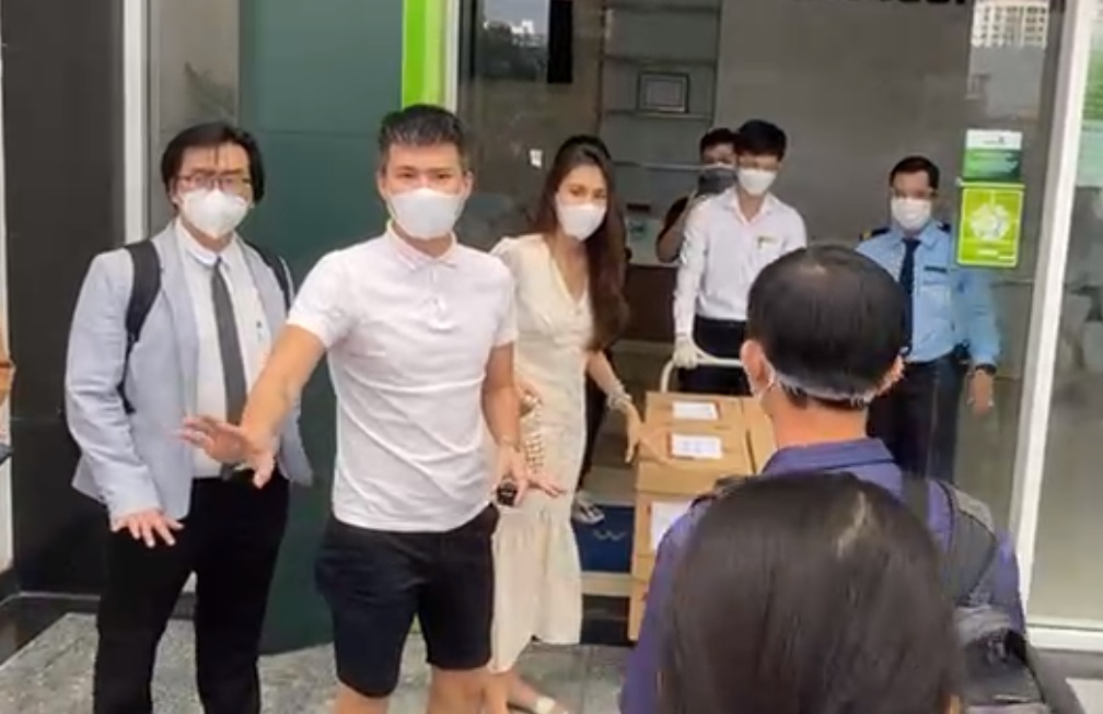 Vợ chồng Thủy Tiên - Công Vinh livestream trước thùng giấy sao kê. Ảnh cắt từ clip