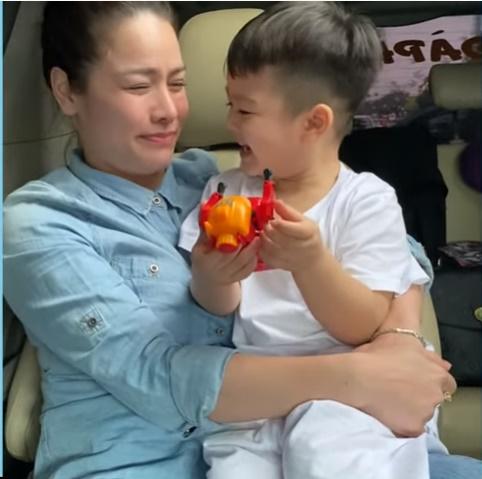 Hết bị chồng cũ trở mặt, Nhật Kim Anh khóc nức nở vì rơi vào hoàn cảnh trớ trêu - Ảnh 1 Hết bị chồng cũ trở mặt, Nhật Kim Anh khóc nức nở vì rơi vào hoàn cảnh trớ trêu - Ảnh 1