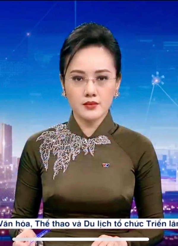 BTV Hoài Anh gây sốt mạng xã hội với khoảnh khắc khi dẫn sóng Thời sự 19h VTV 1 BTV Hoài Anh gây sốt mạng xã hội với khoảnh khắc khi dẫn sóng Thời sự 19h VTV 1