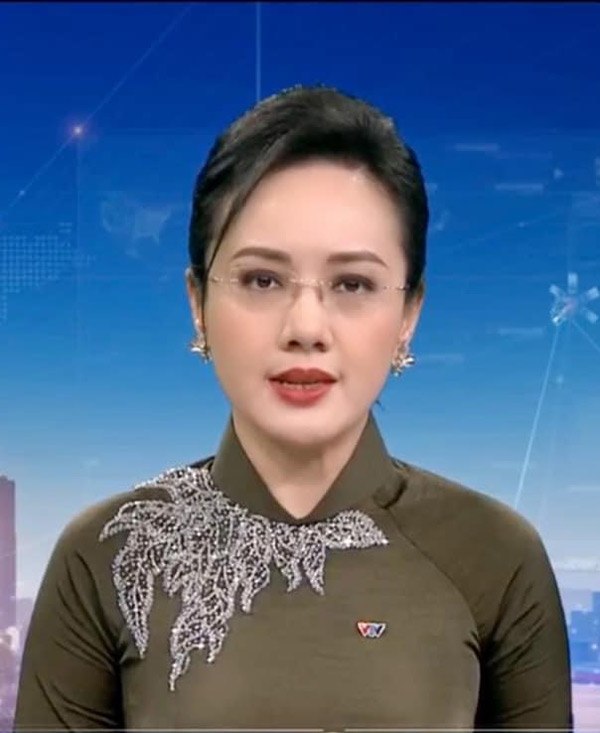 BTV Hoài Anh gây sốt mạng xã hội với khoảnh khắc khi dẫn sóng Thời sự 19h VTV 2 BTV Hoài Anh gây sốt mạng xã hội với khoảnh khắc khi dẫn sóng Thời sự 19h VTV 2