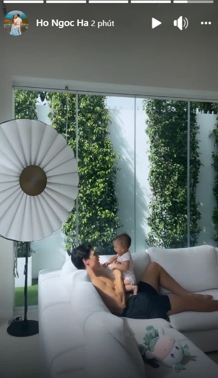 Lisa thích thú khi ở bên bố Kim Lý. Ảnh IGNV