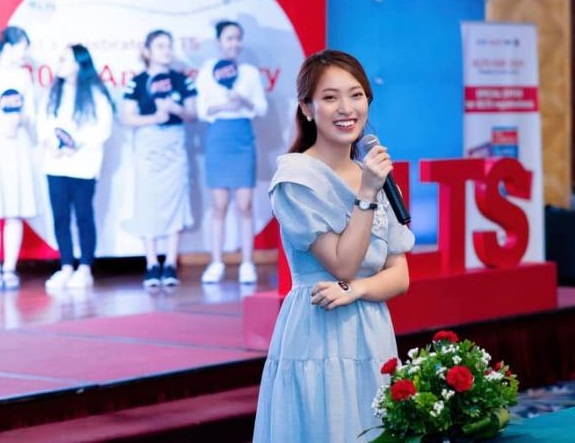Được biết, Khánh Vy từng học tại trường THPT chuyên Phan Bội Châu (Nghệ An). Khánh Vy theo học tại Học viện Ngoại giao và tốt nghiệp loại giỏi. Ảnh: FB Được biết, Khánh Vy từng học tại trường THPT chuyên Phan Bội Châu (Nghệ An). Khánh Vy theo học tại Học viện Ngoại giao và tốt nghiệp loại giỏi. Ảnh: FB