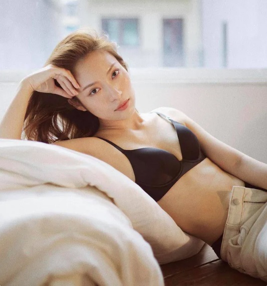MC Khánh Vy Đường lên đỉnh Olympia lộ ảnh quá khứ táo bạo chẳng kém Ngọc Trinh. Ảnh: FBNV MC Khánh Vy Đường lên đỉnh Olympia lộ ảnh quá khứ táo bạo chẳng kém Ngọc Trinh. Ảnh: FBNV