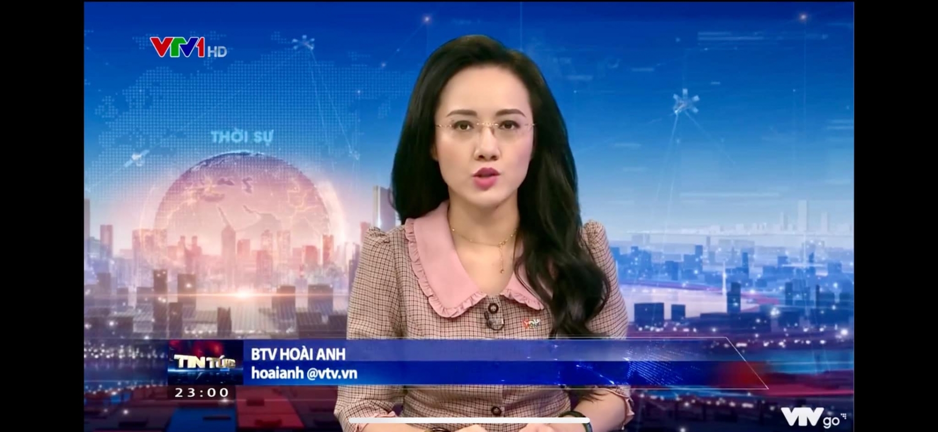 Biểu cảm đáng yêu của BTV Hoài Anh trên sóng VTV. Ảnh FBNV