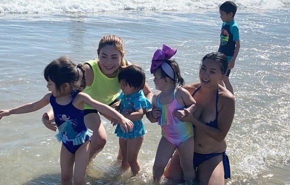 Dù đã sinh con được vài năm nhưng Y Phụng vẫn chưa lấy lại được vóc dáng. Ảnh FBNV