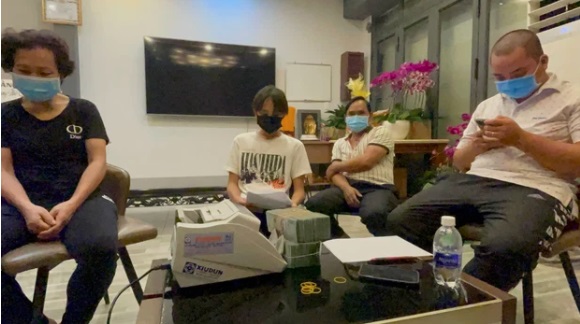 Hồ Văn Cường chính thức nhận lại toàn bộ tiền từ phía quản lý Phi Nhung, chuẩn bị dọn ra ở riêng. Ảnh FBNV