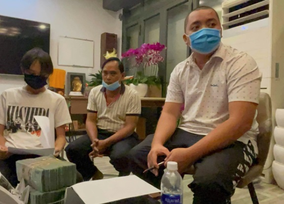 Hồ Văn Cường nhận lại toàn bộ tiền sau 5 năm đi hát. Ảnh internet Hồ Văn Cường nhận lại toàn bộ tiền sau 5 năm đi hát. Ảnh internet