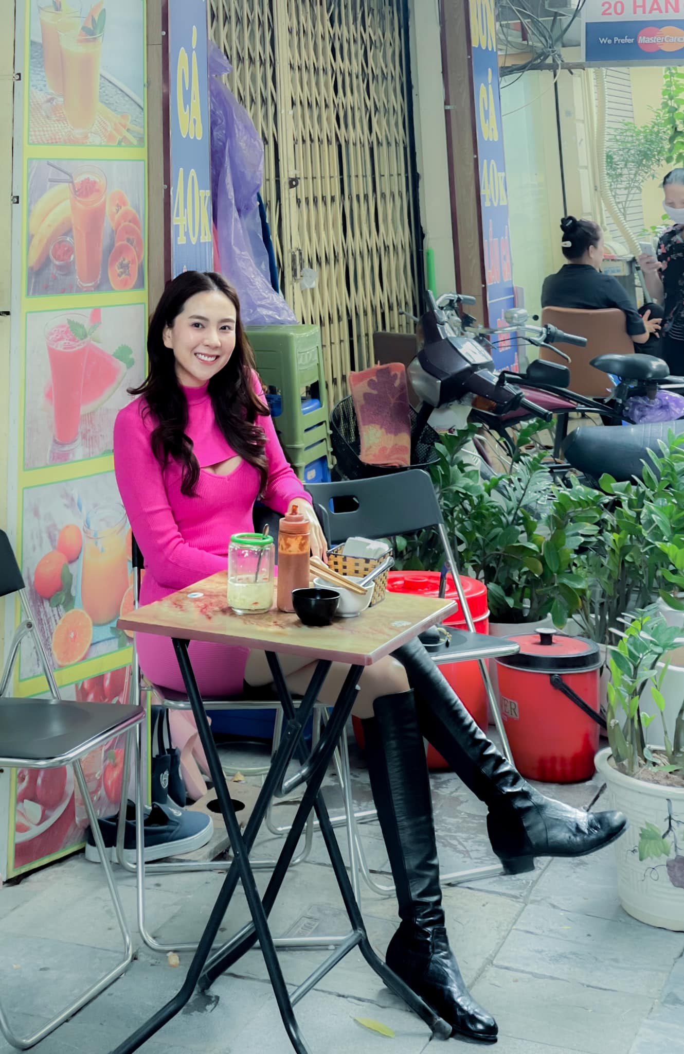 Xả vai 'cô gái thời tiết', MC Mai Ngọc khiến CĐM đỏ mặt vì chiếc váy khoét đúng vùng nhạy cảm. Ảnh FBNV