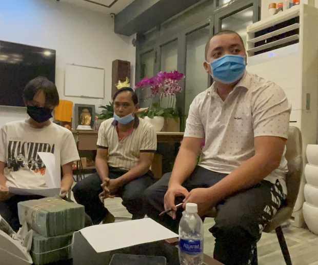 Hồ Văn Cường nhận lại tiền từ ekip của cố ca sĩ Phi Nhung. Ảnh internet Hồ Văn Cường nhận lại tiền từ ekip của cố ca sĩ Phi Nhung. Ảnh internet