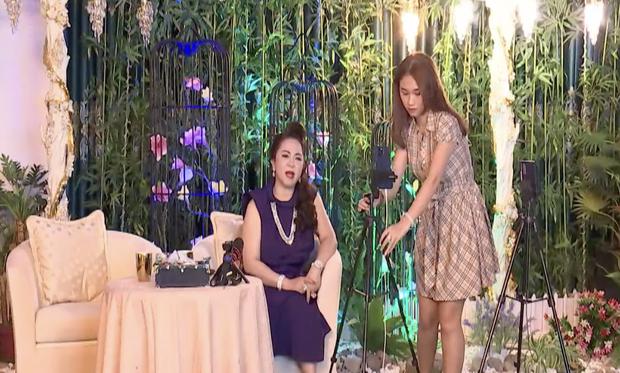 Xuất hiện người cả gan chen ngang khi bà Phương Hằng đang livestream 1 Xuất hiện người cả gan chen ngang khi bà Phương Hằng đang livestream 1